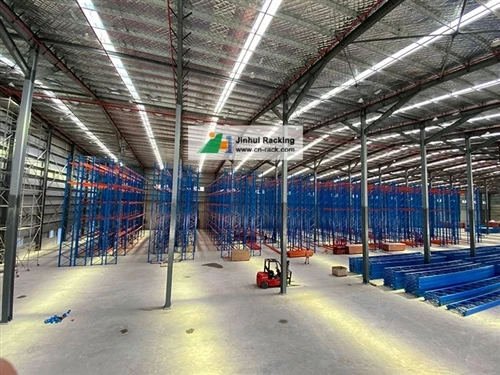 Que serviços os fornecedores de porta-paletes costumam oferecer?
